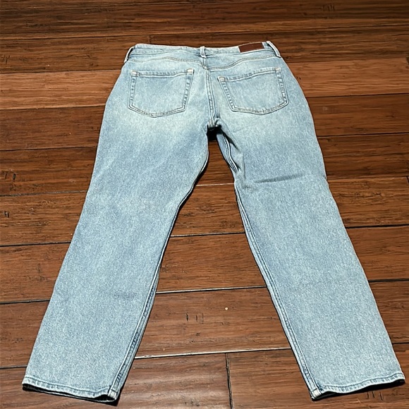 Hollister Ultra High-Rise Mom Jean - Picture 7 of 9